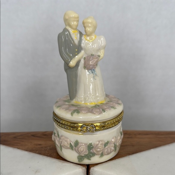 Vintage 1950s Porcelain Wedding Couple Hinged Trinket Box with Floral Design - Picture 1 of 9